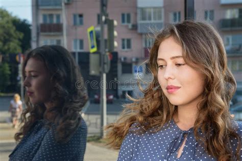 Portret Van Brunette Meisje Staand Bij Vogelkerselboom Met Zwarte Bessen Meisje In Blauwe Jurk