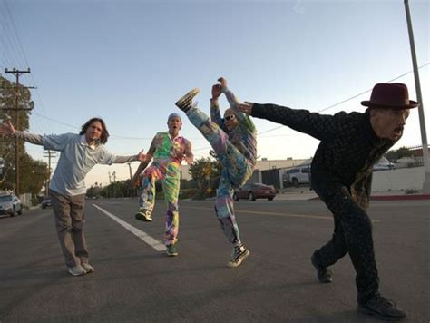 Red Hot Chili Peppers lança faixa bônus The Shape Im Takin ouça
