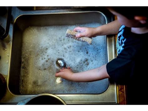 Im Haushalt Helfen Warum Man Kinder Bei Den Aufgaben Im Haushalt Mit