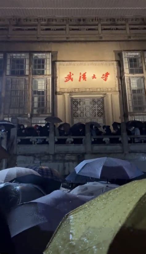 影 另類雨傘革命！ 武漢一大學封控還銲死大門 學生不滿冒雨抗議「要返鄉」 中國 Newtalk新聞