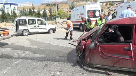 Kırıkkale de otomobil ile hafif ticari araç çarpıştı 9 yaralı