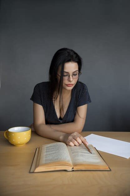 Hermosa Mujer Joven Con Gafas Leyendo Un Libro Chica Atractiva