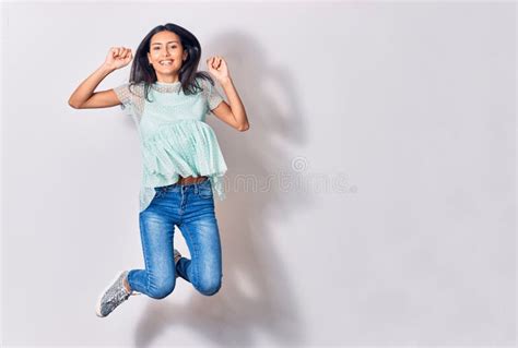Jovem Linda Latina Vestindo Roupas Casuais Sorrindo Feliz Imagem De Stock Imagem De Energia