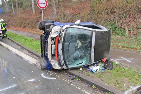 Heftiger Unfall Smart schleudert 25 Meter über Straße TAG24