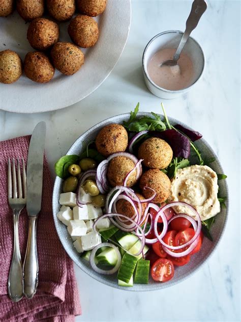 Falafel med gresk salat og hummus Mat På Bordet