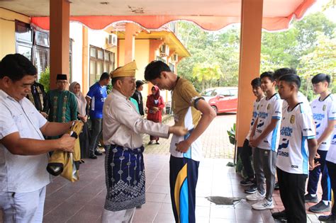 Doni Aprialdi Lepas Tim Kuansing Ke Kejurprov Futsal Riau Laman Riau