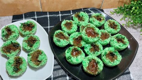 Kue Tradisional Olahan Tepung Ketan Kelapa Parut Dan Gula Merah Cukup