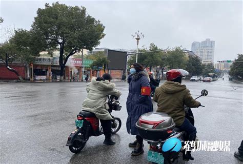 城中街道天星坪社区，开展文明交通劝导工作 乡镇街道 鹤城区新闻网