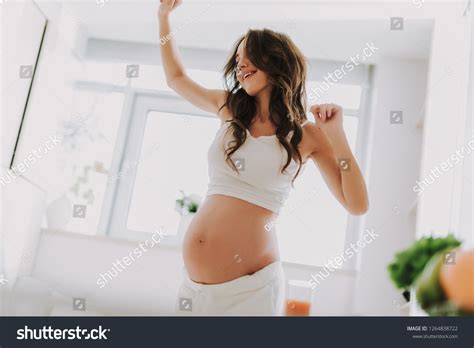 2.179 Pregnant woman dancing Bilder, Stockfotos und Vektorgrafiken | Shutterstock