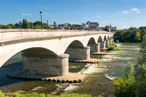 Puente sobre el loira en la histórica ciudad de amboise francia Foto