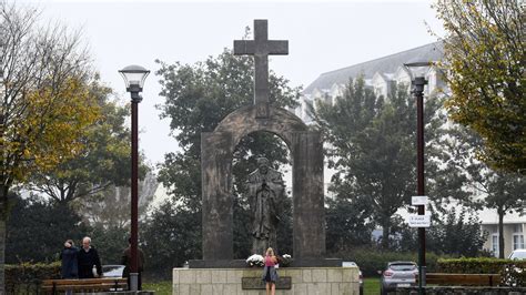 El kell távolítani II János Pál pápa franciaországi szobrát ORIGO