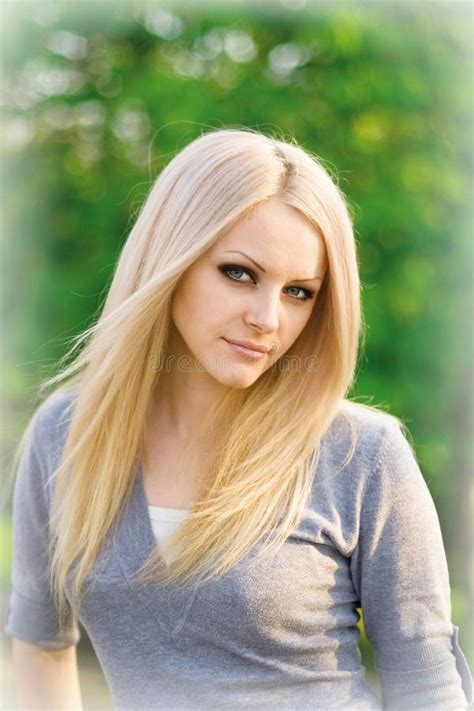 Belle Blonde Avec Une Guitare Image Stock Image Du Assez Jour 11785091