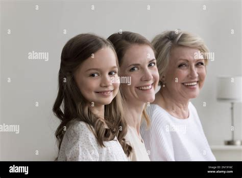 Enfant jeune mère et grand mère heureux et mature debout dans la rangée Photo Stock Alamy