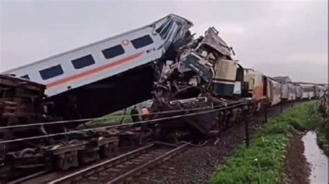 Tabrakan Kereta Api Di Bandung Hingga Jumat Siang Orang Tewas