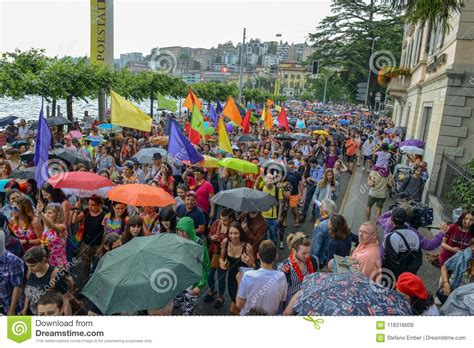 Homosexual Y Lesbiana Que Camina En El Desfile De Orgullo Gay Imagen De Archivo Editorial