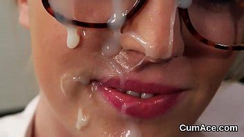 Ídolo picante recibe corrida en su cara tragándose toda la carga XVIDEOS