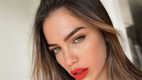 Rocío Robles exhibe sus encantos al modelar un diminuto bikini