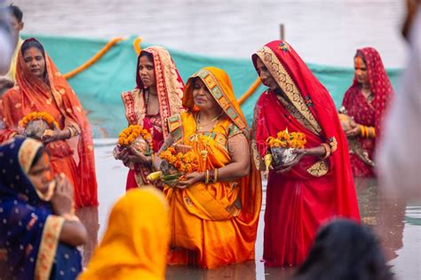 Indian Woman Worship Lord Sun During Chhath Puja Editorial Photo