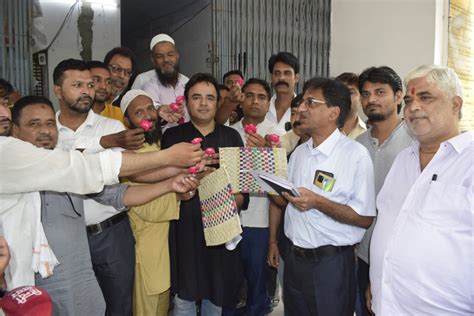 Sp Arrived With Flowers And Hand Fans To Besiege The Chief Engineer Said Cut 28 Times A Day