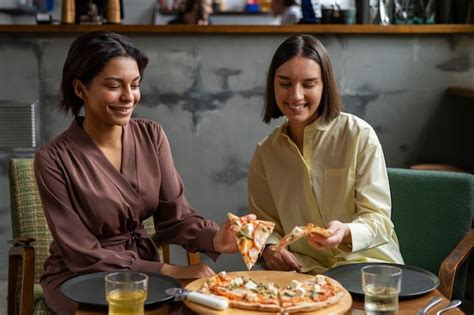 Mulheres De Tiro M Dio Comendo Pizza Deliciosa Foto Premium