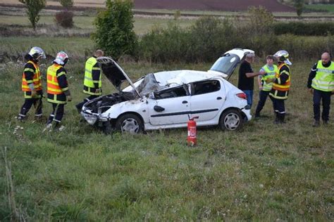 Sortie De Route Et Tonneaux Pour La Jeune Conductrice Et Son Passager