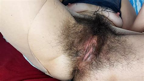 Geile mutter zieht sich aus und masturbiert beim stöhnen Freche sexy milf probiert kleidung