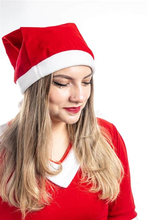 Vestimenta De Jovem Latina Vestida De Santa Claus Sorrindo Ingenuamente Imagem De Stock Imagem