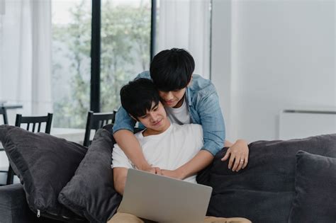 Jeune Couple Gay à L aide D un Ordinateur Portable à La Maison Moderne Les Lgbtq Asiatiques