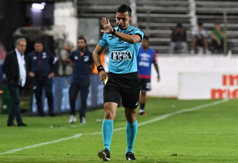 El polémico gol anulado a Racing frente a Nacional: ¿estaba en posición