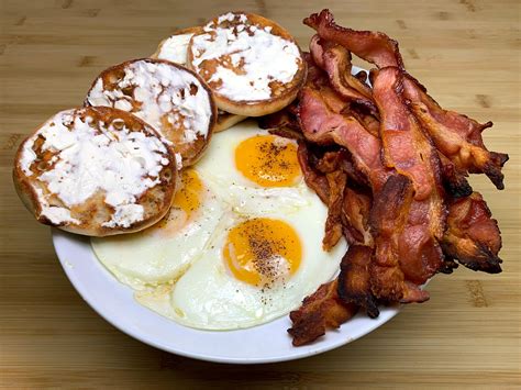 "Crispy" Bacon and Eggs with Creamy Muffins - Dining and Cooking