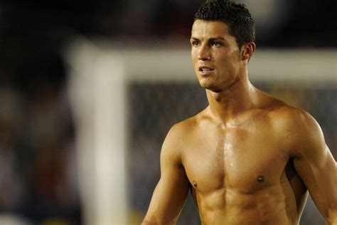 Calcio Tifosi Invadono Il Campo Per Baciare Cristiano Ronaldo Gay It