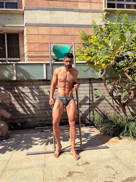 Shirtless Bollywood Men Beard Body Bikini Wow This Hottie Is In The Best Shape