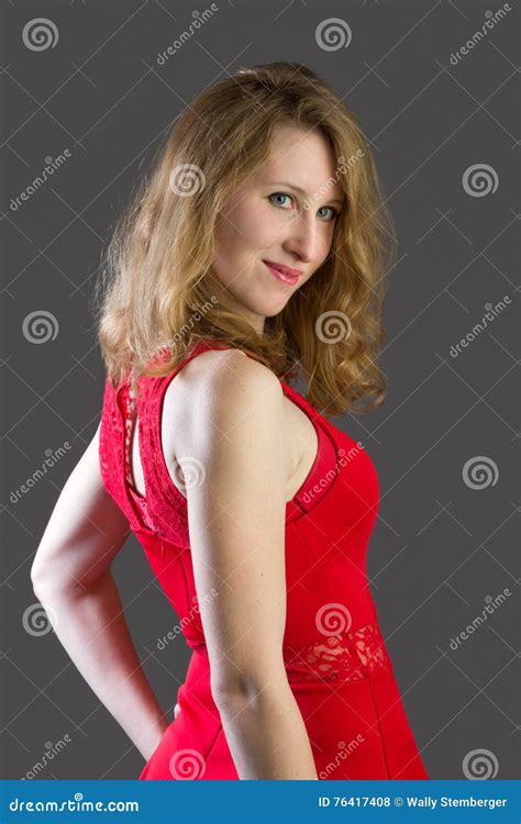 Une Femme Blonde Attirante Dans Une Robe Rouge Photo Stock Image Du Adulte Beaut