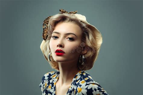 Wall Hangings Photographs NEW Mature Adult Nude Pinup Modern Art Photo Lady Nice Cute Gold