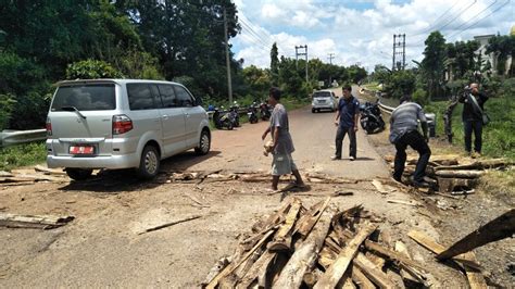 Ruas Jalan Rusak Warga Inisiatif Perbaiki Sendiri Radar Kotabumi