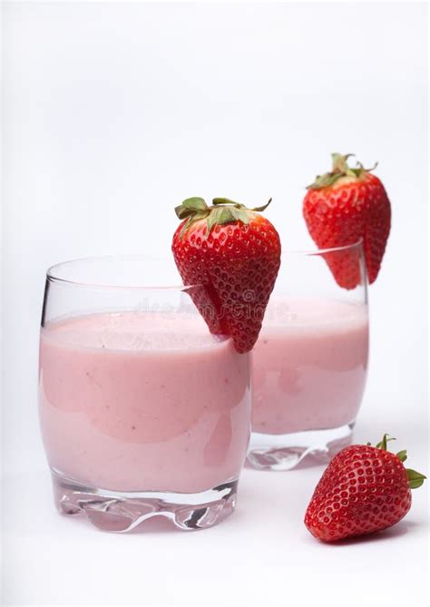 Yaourt De Smoothie De Fruit Avec La Fraise Rouge Sur Le Backgroun Blanc