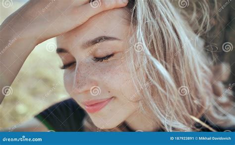 Gros Plan Du Visage D Une Gentille Jeune Fille Blonde Russe Image