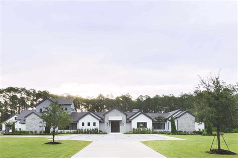 Ingrese A Esta Moderna Y Glamorosa Casa Estilo Granja De Florida Mi