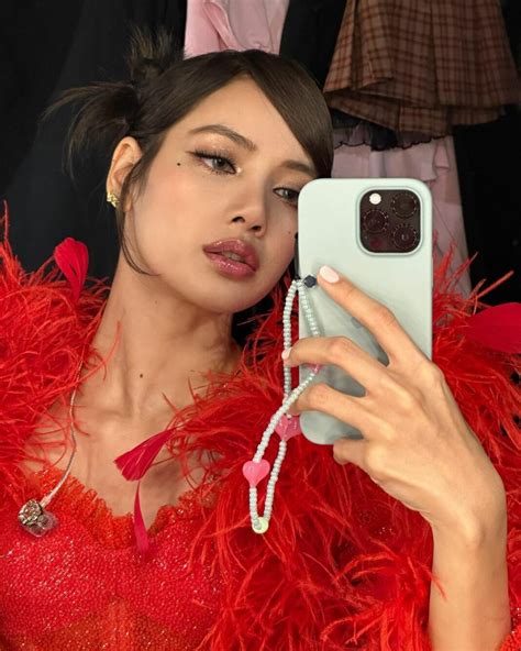 Cute Hot Pics Of Lisa Manoban From Blackpink Know About Her Zestvine