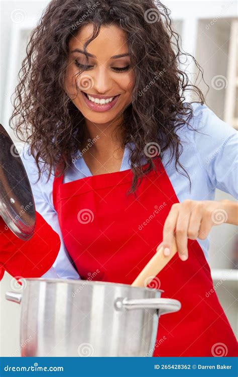 Mujer Hispana Latina Feliz Cocinando En Una Cocina Foto De Archivo Imagen De Alegre Mezclado
