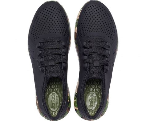 Женские кроссовки Crocs Women's LiteRide™ Printed Camo Pacer 41 Черные ...