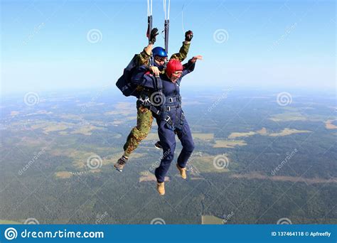 Skydiving O Momento Do Desenvolvimento Do Paraquedas Foto De Stock