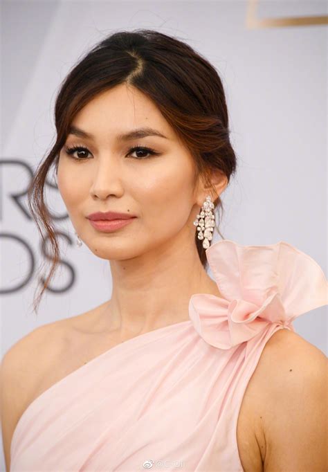 华裔演员gemma Chan身着oscar De La Renta定制粉色斜肩礼裙亮相演员斜肩演员华裔新浪新闻