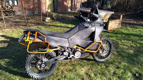 Защита мотоцикла полимерным покрытием Line-X от ударов и царапин