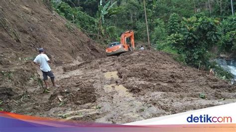 Pemkab Pinrang Kerahkan 4 Alat Berat Buka Akses Tertutup Longsor