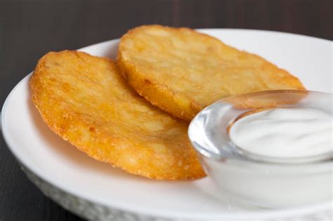 Tortitas De Patata Con Crema Agria En Un Plato Un Plato Tradicional