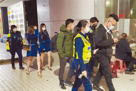 新聞 辣妹裸胸熱舞 警破門酒客涼了 看板 sex 批踢踢實業坊