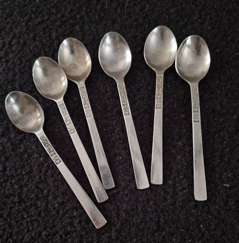 Se produkter som liknar Sex stycken skedar Rosen Åhl på Tradera