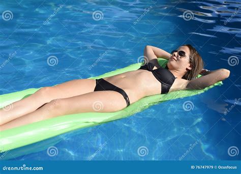 La Giovane Bella Donna Felice Nella Menzogne Degli Occhiali Da Sole E Del Bikini Si Rilassa Sul