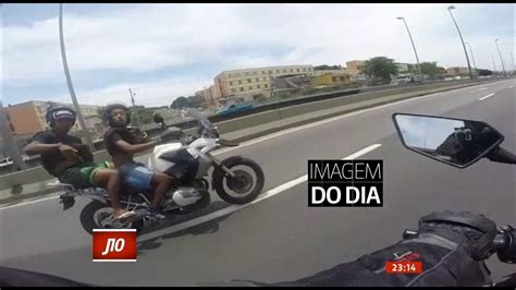 Motociclista Filma Tentativa De Assalto Em Via Expressa Do Rio De